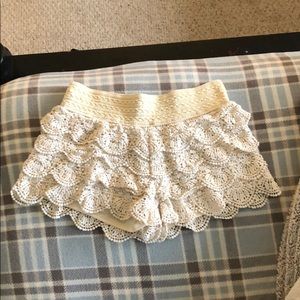 Lace shorts with elastic band